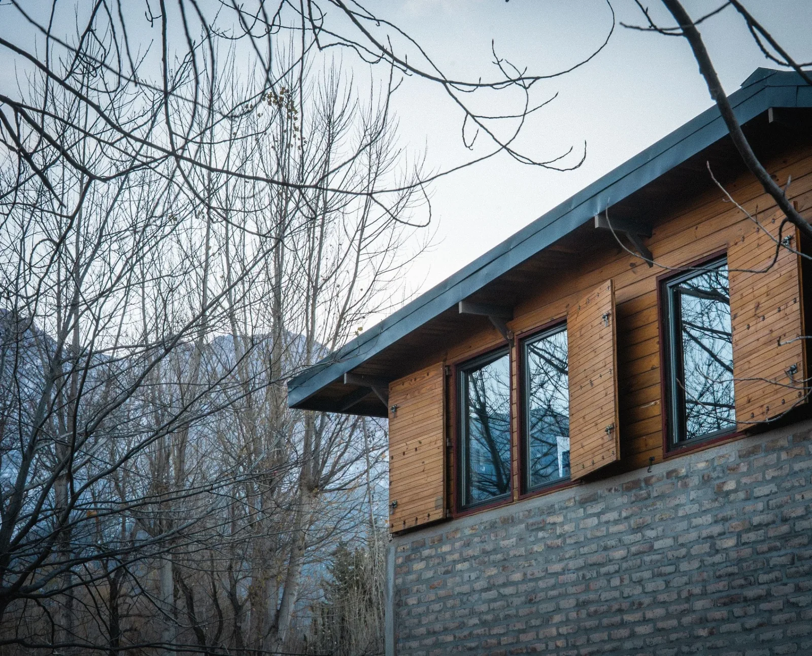 Refugio Cauce, exterior